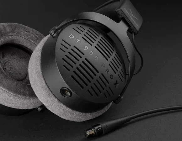 Beyerdynamic DT 990 Pro X comes with a drawastring bag 1