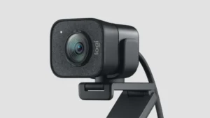 Logitech Stream Cam Plus Premium glass lens with smart auto focus